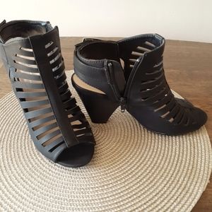 Ladies Black Size 7 Suzy Shier sandals